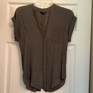 Green V-neck shortsleeved blouse